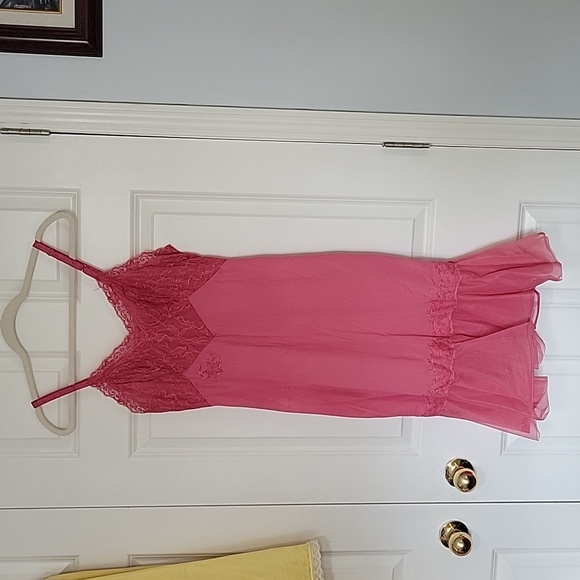 🔴SOLD🔴 Vintage Vanity Fair Hand Dyed Slip in Viva Magenta Size 34 - Picture 1 of 16